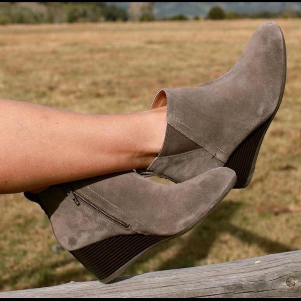 NWOB - Vionic Paloma Suede Wedge Bootie - size 7